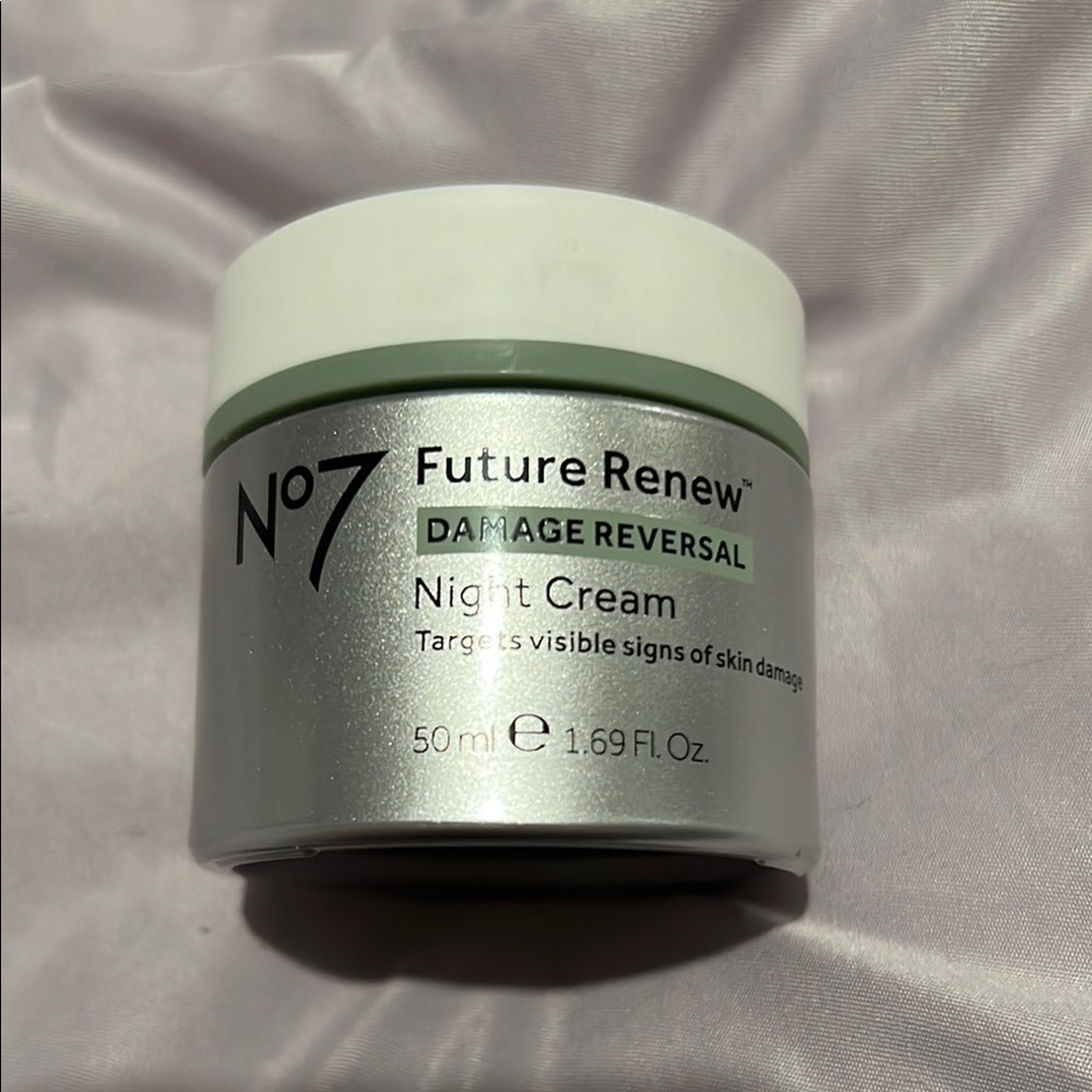 Future Renew Night Cream - Silver and White
